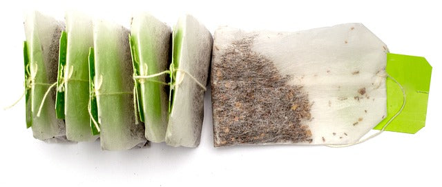 Bustine di tè scadute: come riutilizzarle per corpo, casa e giardino Bustine di tè scadute: come riutilizzarle per corpo, casa e giardino