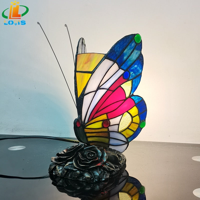Neue amerikanische Schmetterlings-Nachttischlampe im Tiffany-Stil, Schlafzimmer, Nachttisch, Fütterungsbar, Ambiente, Buntglas-Lampendekoration