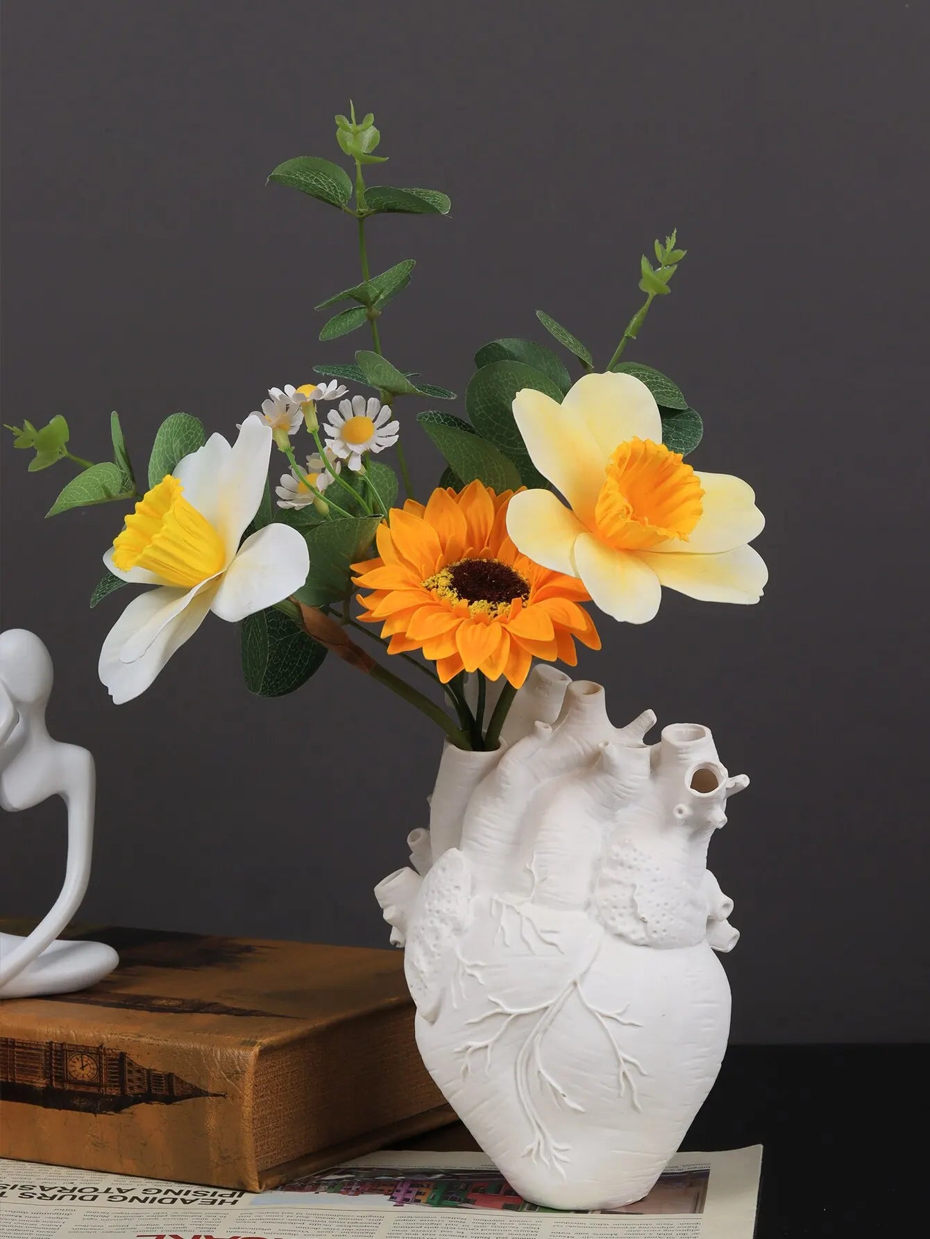 1pcs Nordic Halloween Heart Vase Resin Decorative Sample Room Table Top Living Room Vase Dining Table Dry Flower Insert acacuss