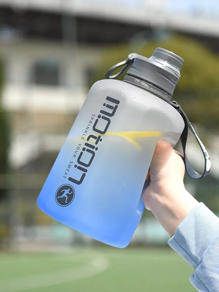 2.2L Large Capacity Sports Water Bottle Outdoor Fitness Kettle Gradient Plastic Water Cup Students Portable Big Ton Ton Barrel acacuss