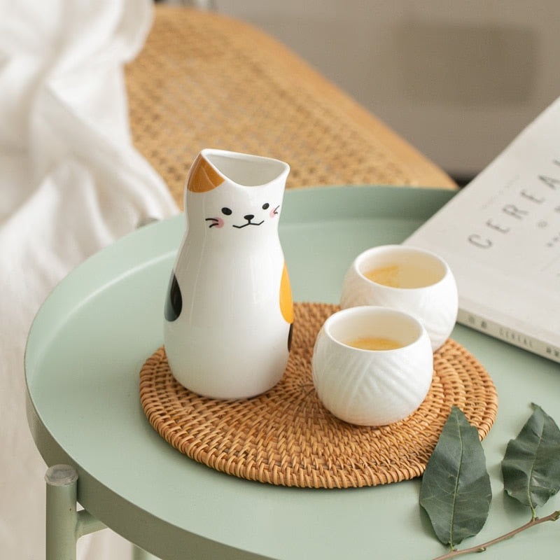 3pcs Maneki Neko Ceramic Sake Set Japanese Lucky Cat Wine Set (1 TOKKURI Bottle 300ml 2 OCHOKO Cups) Cute Wine Glass Pot Bar Set acacuss