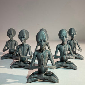 Mini Meditation Alien Statue Resin Ornament Alien Garden Home Office Yard Art Decor For Indoor Outdoor acacuss