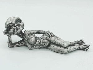 Strange Alien Holding Dwarf Jurassic Garden Elf Decoration Figurines Pieces Creative Art Design Courtyard Decor Garden Statues acacuss